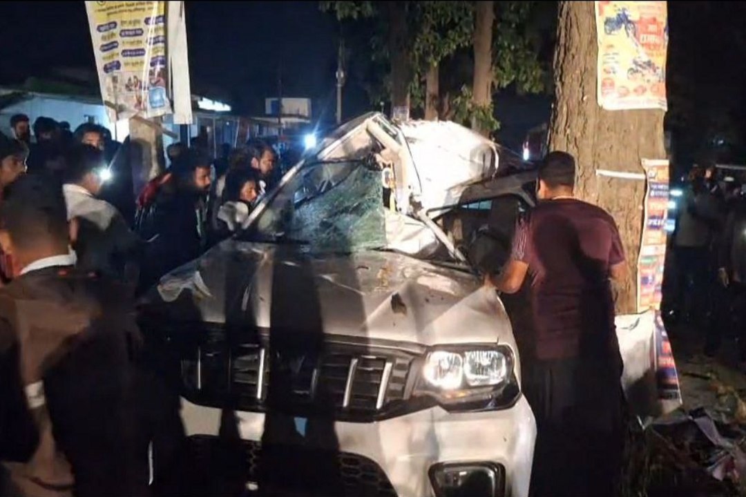 तेज रफ्तार स्कॉर्पियो पेड़ से टकराई, छात्र-छात्रा की मौत, छात्रा समेत 3 घायल