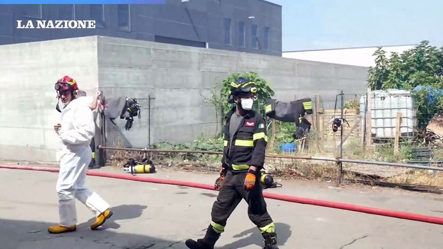 Montemurlo, vasto incendio nella zona industriale