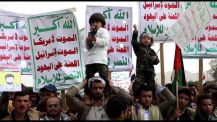 Sostenitori Houthi festeggiano gli attacchi alle navi nel Mar Rosso