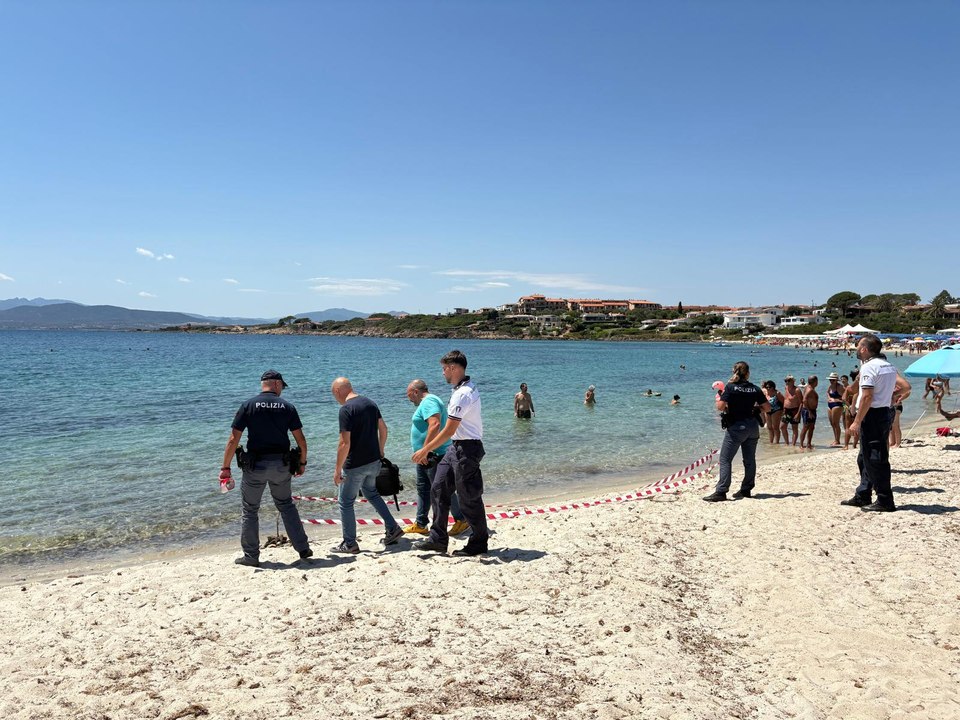 Olbia, dal mare arrivano misteriosi resti organici: sulla spiaggia di Bados interviene la Scientifica