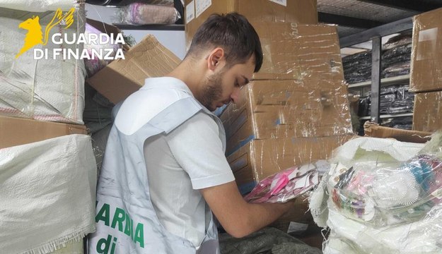 Napoli, sequestrati oltre 2 milioni di articoli contraffatti e non sicuri: anche cosmetici pericolosi (12.07.25)