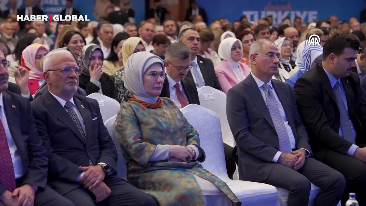 Emine Erdoğan, Cumhurbaşkanı Erdoğan’ın konuşması sırasında duygulandı