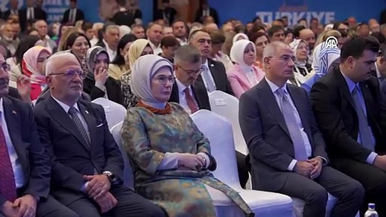 Tarihi konuşmanın ardından Emine Erdoğan’ın duygusal anları