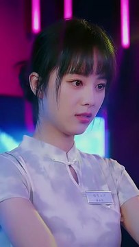 The illegitimate daughter who lives under someone else's roof pretends to be a waitress and sneaks into the banquet to take pictures of the prince, but he sees through her on the spot. The man who is rumored to be a playboy is actually calm and restrained