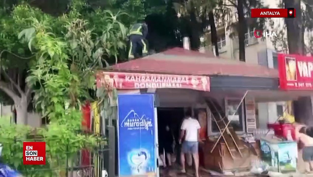 Antalya’da yanan büfe küle döndü