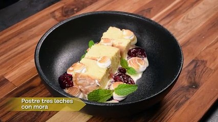 Torta tres leches con confitura de mora