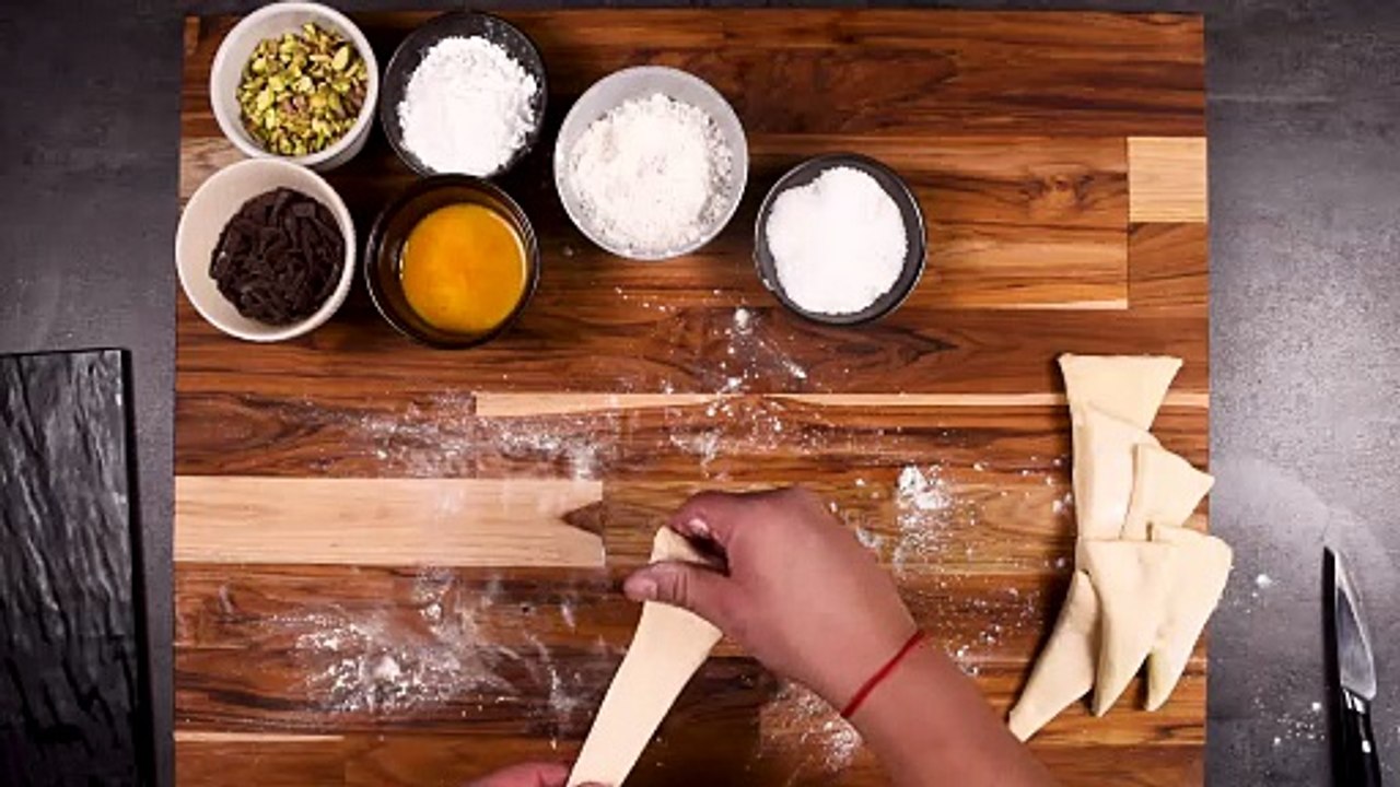 Mini croisant relleno de chocolate fundido con frutos secos