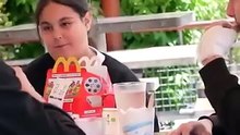 Un enfant pauvre mange la commande d'un inconnu 😳