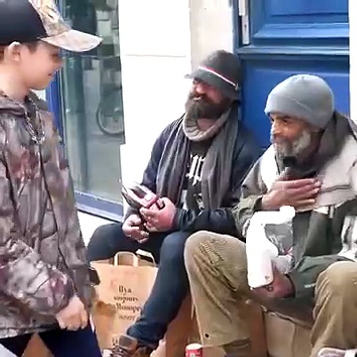 Un enfant partage sa nourriture avec des SDF 😍