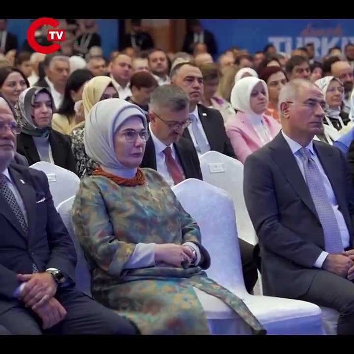 Emine Erdoğan, AKP'li Cumhurbaşkanı Erdoğan'ın konuşması sonrası gözyaşlarını tutamadı