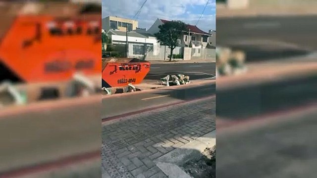 Fios soltos quase causam tragédia no Bairro Maria Luiza, em Cascavel