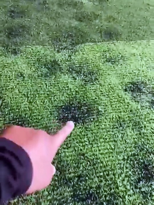 Moradores reclamam de condições de campo de futebol