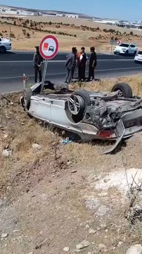 Şanlıurfa ile Suruç arasında sık sık kazaların yaşandığı ve kamuoyunda “ölüm yolu” olarak bilinen karayolunda bir trafik kazası daha meydana geldi. Kontrolden çıkan otomobilin takla attığı kazada şans eseri ölen ya da yaralanan olmadı.
