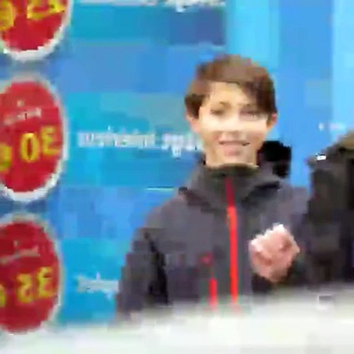 Il demande une cigarette à 13 ans... La réaction CHOC des passants !
