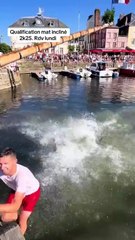 Voici la mythique épreuve du Mat inversé à Honfleur. Cela n'a pas l'air facile !