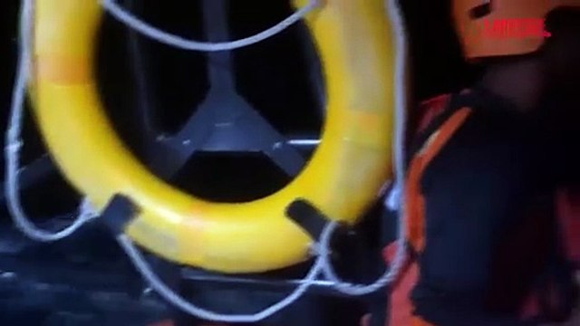 Indonesia, motoscafo si ribalta nel mare agitato: 11 dispersi, le immagini delle ricerche