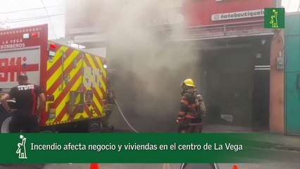Incendio afecta negocio y viviendas en el centro de La Vega