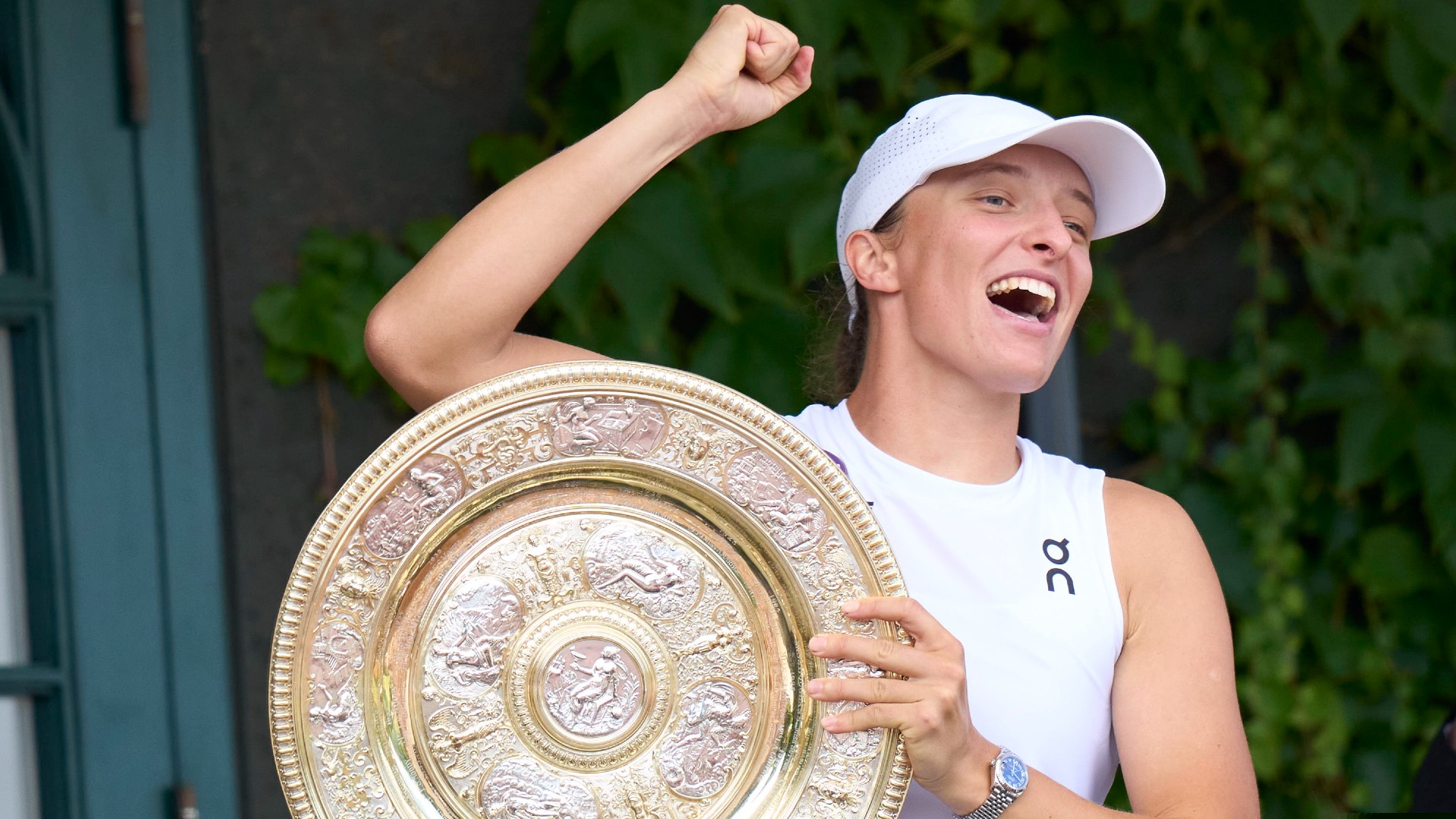 Swiatek destroys Anisimova 6-0, 6-0 to win first Wimbledon title | Highlights