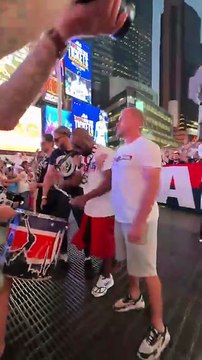 Les supporters parisiens s’échauffent la voix à Times Square avant la finale de la Coupe du monde des clubs, dimanche soir à New York.