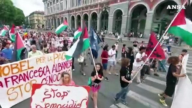 Torino, corteo pro-Palestina sfila per le vie del centro