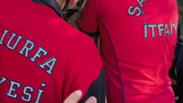 Şanlıurfa’nın Karaköprü ilçesinde oyun oynarken dengesini kaybeden 10 yaşındaki bir çocuk, kolunun demir korkuluklara saplanması sonucu yaralandı. İtfaiye ekiplerinin başarılı müdahalesiyle küçük çocuk demirlerden kurtarıldı.