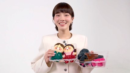 Squid Game Cast Tries to Outsmart a Claw Machine