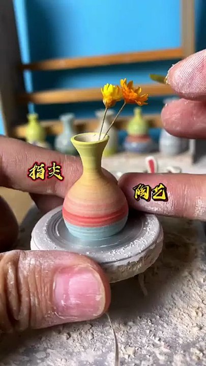 Fingertip pottery creation, mini colorful small vase