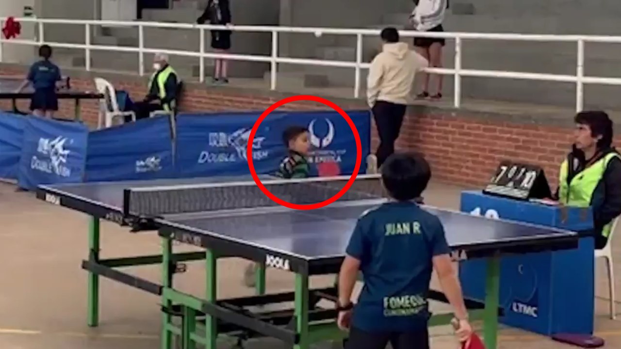 La sorprendente reacción que cambió el resultado de un partido de ping-pong de un niño de 8 años