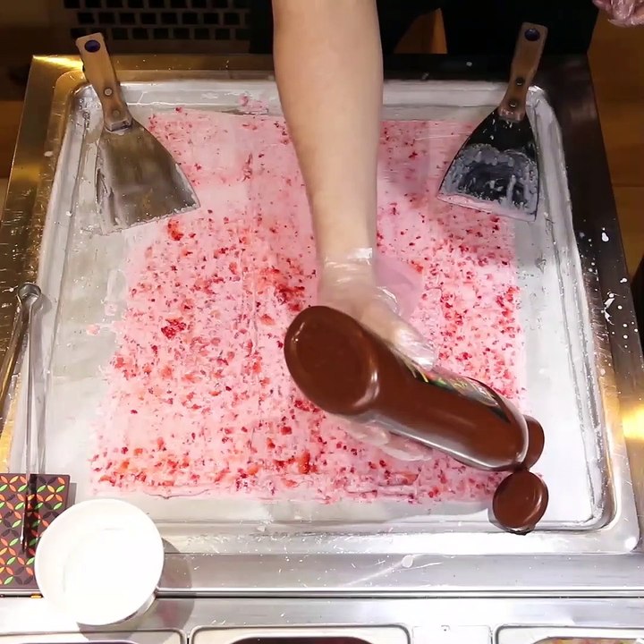 Satisfying rolled ice creams 🍨