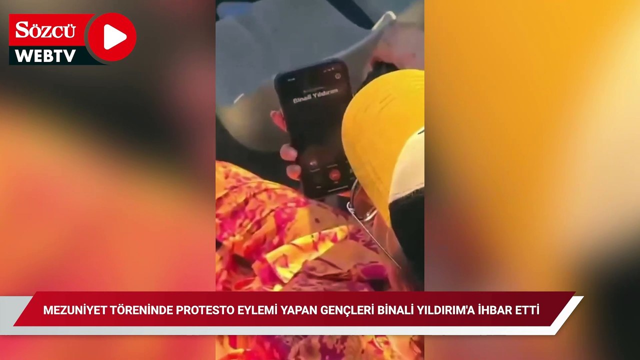 Mezuniyet töreninde protesto eylemi yapan gençl...