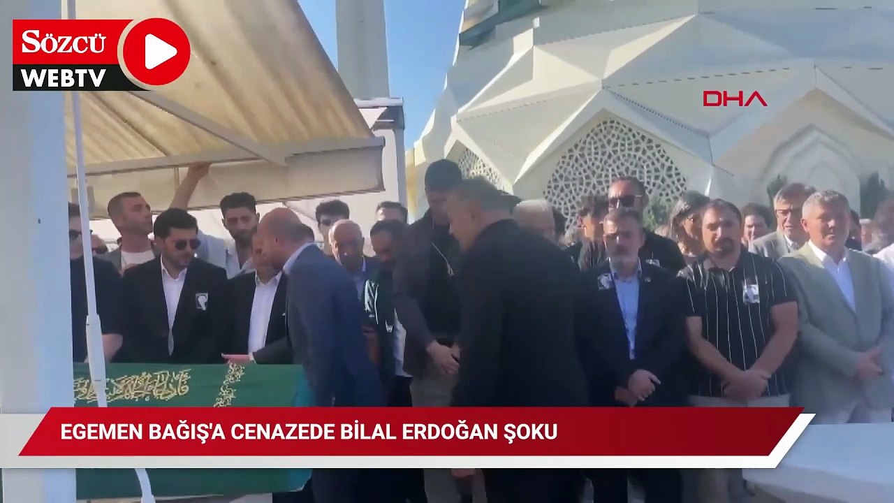 Bu görüntüler sosyal medyada çok konuşuldu: Egemen Bağış'a cenazede Bilal Erdoğan şoku