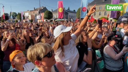 Beaucoup de monde samedi soir sur la place des 3 Fers à Bertrix pour assister au Baudet'stival