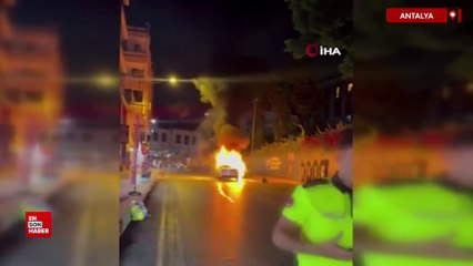 Antalya'da seyir halindeki otomobil alev topuna döndü