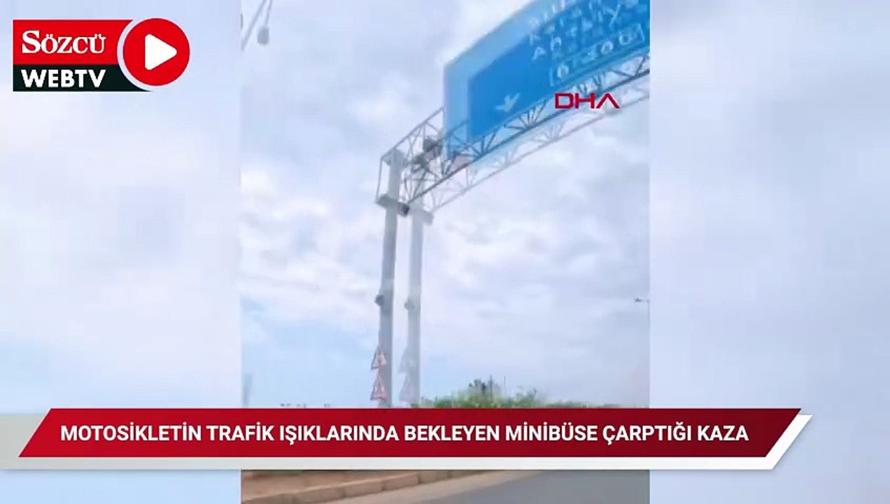 Motosikletin trafik ışıklarında bekleyen minibü...