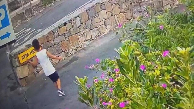Il bambino di Ventimiglia scomparso da venerdì è vivo: le ultime immagini di Allen, 5 anni, che si allontanava due giorni fa