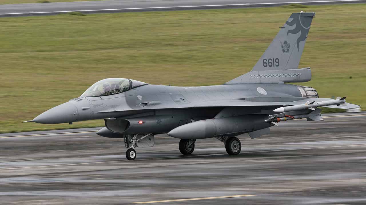 影片：台灣在漢光 41 演習中對 F-16 戰機進行「熱加油」
