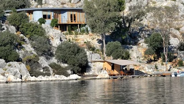 İngilizin kaçak villasının yıkımına 'borç' engeli
