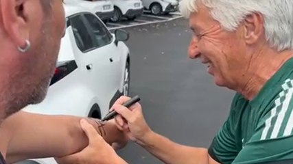 Roma, Gasperini non ci crede: un tifoso vuole tatuarsi il suo autografo sul braccio