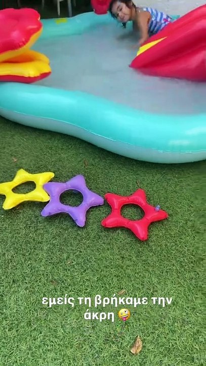 Ελένη Χατζίδου: Έτσι περνάει το καλοκαίρι της με τη μικρή Μελίτα – Οι «βουτιές» στη φουσκωτή πισίνα!