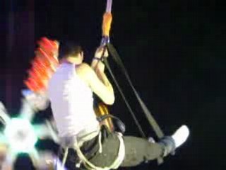 Chéri saute à l'élastique