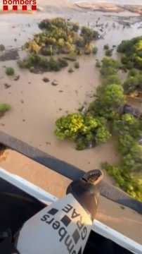 Los Bomberos reanudan la búsqueda de los dos desaparecidos en Cubelles (Barcelona) por la dana