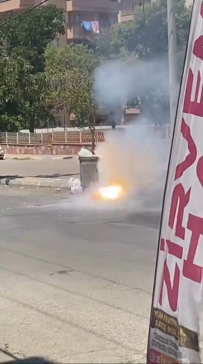 Karşıyaka Mahallesi Tandoğan Caddesi üzerinde bulunan bir elektrik direğinden sarkan kablolar, koparak yere düştü. Kopan kabloların birbirine temas etmesiyle birlikte kıvılcımlar çıktı, yer yer alevler yükseldi.