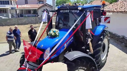 Gelin arabası traktör oldu: Konvoya 50 traktör katıldı