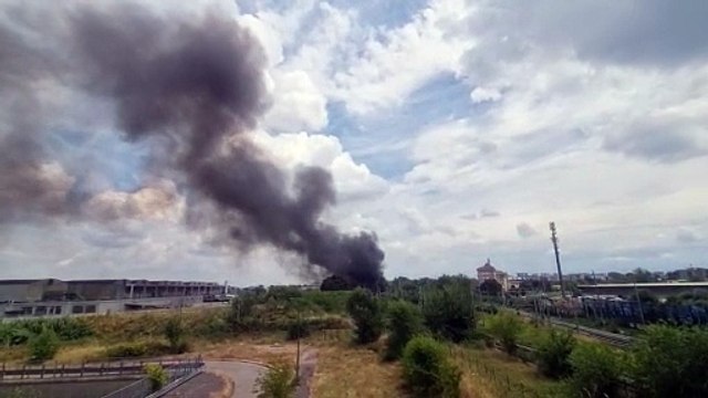 Incendio in campo rom, alta colonna di fumo su Milano