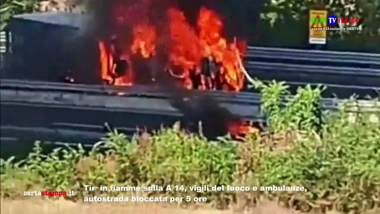 Tir in fiamme sulla A 14, vigili del fuoco e ambulanze, autostrada bloccata per 5 ore