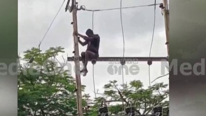 ഗുരുവായൂരിൽ ഇലക്ട്രിക് പോസ്റ്റിൽ കയറി ആത്മഹത്യാ ഭീഷണി..ഷോക്കേറ്റ്  റോഡിലേക്ക് തെറിച്ചുവീണ് യുവാവ്