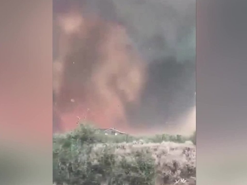 Riesiges Gebiet betroffen: Feuer-Tornado bildet sich in den Flammen