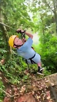 Cette tyrolienne s'arrête à cause d'un obstacle insolite au milieu du parcours
