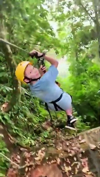 Cette tyrolienne s'arrête à cause d'un obstacle insolite au milieu du parcours