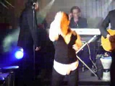 Eliott danse la tecktonik au mariage d'Emma & Ariel